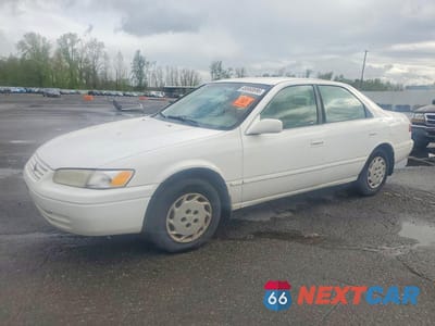 1997 TOYOTA CAMRY LE JT2BG22K5V0079860 - główne zdjęcie licytacji z USA - miniatura