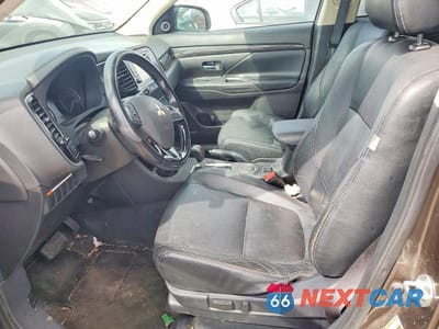 Zdjęcie 7 z 12 samochodu: 2016 MITSUBISHI OUTLANDER SE VIN:JA4AD3A31GZ015903 - miniatura