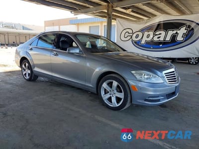 Czwarte zdjęcie samochodu z boku: 2012 MERCEDES-BENZ S 550 VIN:WDDNG7DB7CA436127 - miniatura