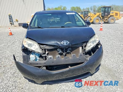 Piąte zdjęcie samochodu w środku: 2011 TOYOTA SIENNA XLE 8-PASSENGER VIN:5TDYK3DC4BS139700 - miniatura