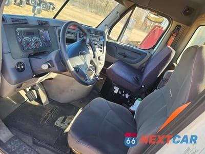 Piąte zdjęcie samochodu w środku: 2016 FREIGHTLINER CASCADIA SEMI TRUCK VIN:1FUBGEDV2GLHC5638 - miniatura
