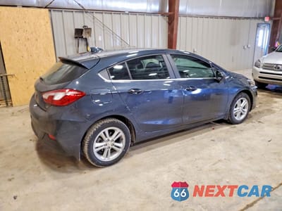 Trzecie zdjęcie samochodu z tyłu: 2018 CHEVROLET CRUZE LT VIN:3G1BE6SM8JS645673 - miniatura