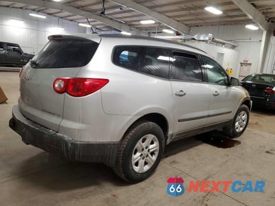 Trzecie zdjęcie samochodu z tyłu: 2011 CHEVROLET TRAVERSE LS VIN:1GNKRFED4BJ355223 - miniatura