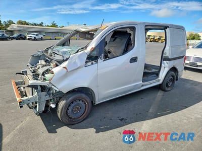 2015 NISS NV 3N6CM0KN2FK729710 - główne zdjęcie licytacji z USA - miniatura