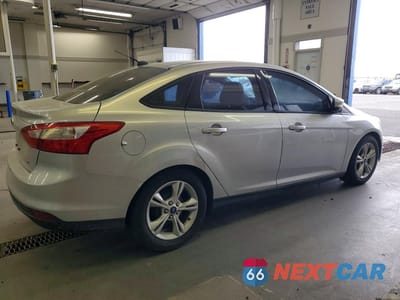 Trzecie zdjęcie samochodu z tyłu: 2014 FORD FOCUS SE VIN:1FADP3F2XEL132542 - miniatura