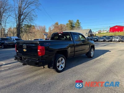 Czwarte zdjęcie samochodu z boku: 2018 CHEVROLET SILVERADO K1500 CUSTOM VIN:1GCVKPEC8JZ339419 - miniatura