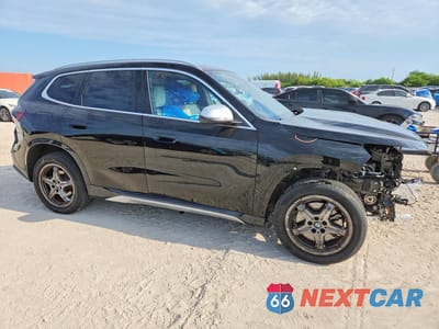 Czwarte zdjęcie samochodu z boku: 2024 BMW X1 XDRIVE28I VIN:WBX73EF04R5Y37606 - miniatura