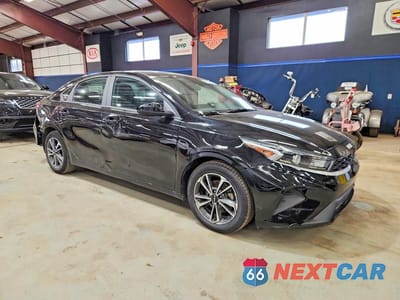 Czwarte zdjęcie samochodu z boku: 2023 KIA FORTE LXS VIN:3KPF24AD1PE538382 - miniatura