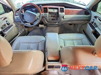 Zdjęcie 8 z 12 samochodu: 2008 LINCOLN TOWN CAR SIGNATURE LIMITED VIN:2LNHM82W78X654252 - miniatura