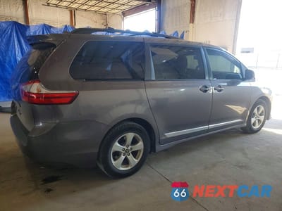 Trzecie zdjęcie samochodu z tyłu: 2018 TOYOTA SIENNA LE VIN:5TDKZ3DC0JS954461 - miniatura