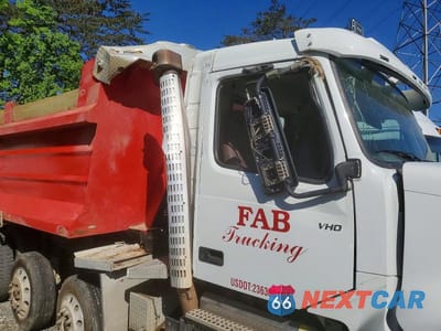 Zdjęcie 9 z 10 samochodu: 2019 VOLVO VHD DUMP TRUCK VIN:4V5K99DH5KN207475 - miniatura