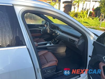 Piąte zdjęcie samochodu w środku: 2019 AUDI E-TRON PRESTIGE VIN:WA1VAAGE9KB023322 - miniatura