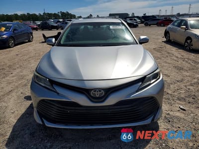 Piąte zdjęcie samochodu w środku: 2018 TOYOTA CAMRY LE VIN:4T1B11HKXJU501453 - miniatura