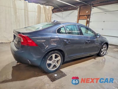 Trzecie zdjęcie samochodu z tyłu: 2013 VOLVO S60 T5 VIN:YV1612FS5D2229550 - miniatura