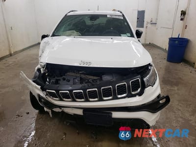Piąte zdjęcie samochodu w środku: 2025 JEEP COMPASS LATITUDE VIN:3C4NJDBN2ST598214 - miniatura