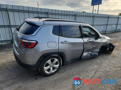 Trzecie zdjęcie samochodu z tyłu: 2018 JEEP COMPASS LATITUDE VIN:3C4NJDBB0JT128154 - miniatura