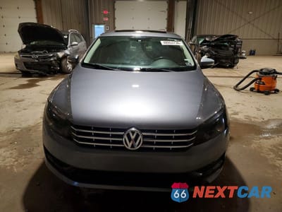 Piąte zdjęcie samochodu w środku: 2015 VOLKSWAGEN PASSAT SE VIN:1VWBV7A34FC051551 - miniatura