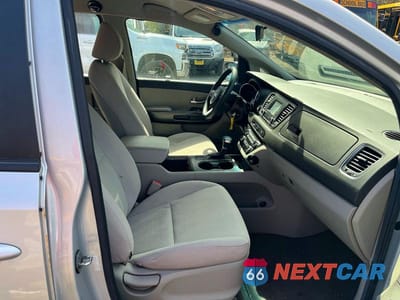 Piąte zdjęcie samochodu w środku: 2018 KIA SEDONA L VIN:KNDMA5C1XJ6403384 - miniatura