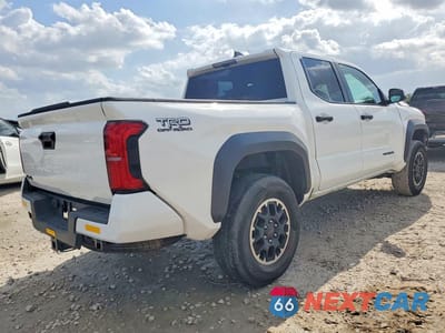 Trzecie zdjęcie samochodu z tyłu: 2025 TOYOTA TACOMA TRD OFF-ROAD VIN:3TMLB5JN1SM118699 - miniatura