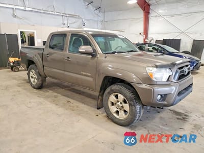 Czwarte zdjęcie samochodu z boku: 2015 TOYOTA TACOMA V6 VIN:3TMLU4EN2FM195442 - miniatura