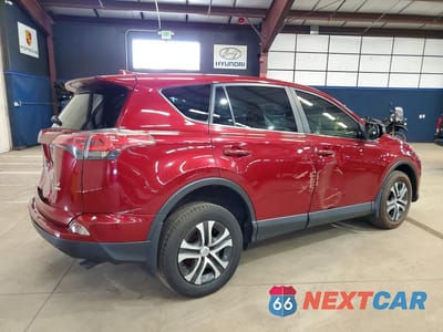 Trzecie zdjęcie samochodu z tyłu: 2018 TOYOTA RAV4 LE VIN:JTMBFREV3JD228665 - miniatura