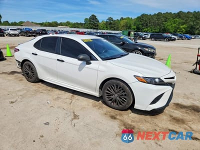 Czwarte zdjęcie samochodu z boku: 2020 TOYOTA CAMRY SE NIGHTSHADE VIN:4T1G11AK1LU324746 - miniatura