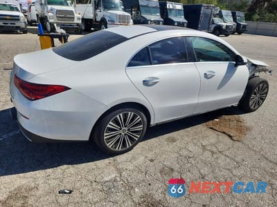 Trzecie zdjęcie samochodu z tyłu: 2021 MERCEDES-BENZ CLA 250 VIN:W1K5J4GB7MN198818 - miniatura