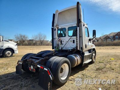 Czwarte zdjęcie samochodu z boku: 2016 FREIGHTLINER CASCADIA 125 SEMI TRUCK VIN:1FUBGEDV3GLHC5762 - miniatura