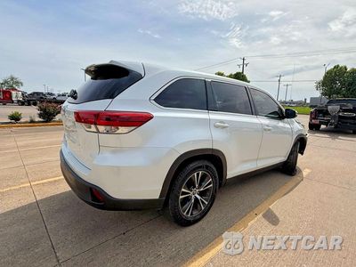 Czwarte zdjęcie samochodu z boku: 2019 TOYOTA HIGHLANDER LE VIN:5TDZARFH9KS043130 - miniatura