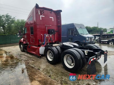 Trzecie zdjęcie samochodu z tyłu: 2021 KENWORTH T680 SEMI TRUCK VIN:1XKYDP9X1MJ399537 - miniatura