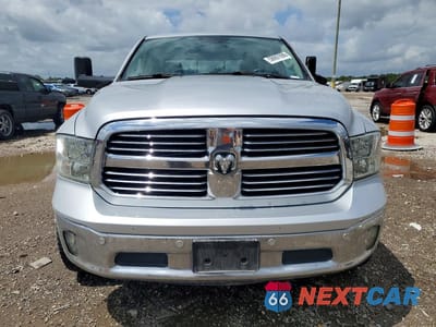 Piąte zdjęcie samochodu w środku: 2017 RAM 1500 SLT VIN:1C6RR7LM7HS872042 - miniatura