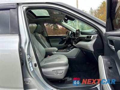 Piąte zdjęcie samochodu w środku: 2022 TOYOTA HIGHLANDER XLE VIN:5TDGZRBH5NS161198 - miniatura