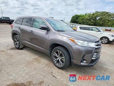 Czwarte zdjęcie samochodu z boku: 2018 TOYOTA HIGHLANDER LE VIN:5TDZARFH3JS034471 - miniatura