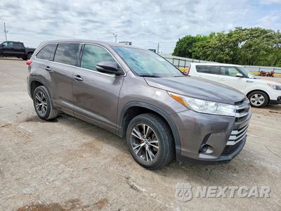 Czwarte zdjęcie samochodu z boku: 2018 TOYOTA HIGHLANDER LE VIN:5TDZARFH3JS034471 - miniatura
