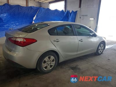 Trzecie zdjęcie samochodu z tyłu: 2016 KIA FORTE LX VIN:KNAFK4A67G5596524 - miniatura