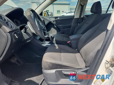 Zdjęcie 7 z 12 samochodu: 2017 VOLKSWAGEN TIGUAN S VIN:WVGBV7AX1HK054661 - miniatura