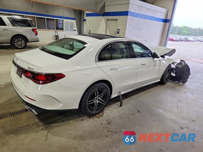 Trzecie zdjęcie samochodu z tyłu: 2025 MERCEDES-BENZ E 350 4MATIC VIN:W1KLF4HB5SA095179 - miniatura