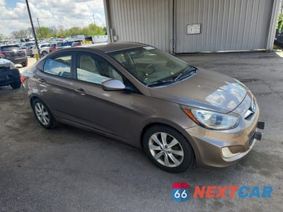 Czwarte zdjęcie samochodu z boku: 2013 HYUNDAI ACCENT GLS VIN:KMHCU4AE5DU311629 - miniatura