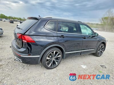 Trzecie zdjęcie samochodu z tyłu: 2024 VOLKSWAGEN TIGUAN SEL R-LINE BLACK VIN:3VV4B7AX7RM106862 - miniatura