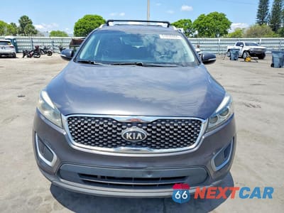 Piąte zdjęcie samochodu w środku: 2017 KIA SORENTO LX V6 VIN:5XYPGDA52HG292350 - miniatura