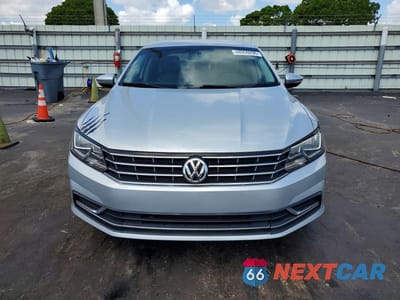 Piąte zdjęcie samochodu w środku: 2018 VOLKSWAGEN PASSAT S VIN:1VWAA7A32JC023716 - miniatura