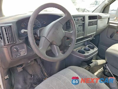 Zdjęcie 8 z 12 samochodu: 2005 GMC SAVANA BOX TRUCK VIN:1GDGG31V451901374 - miniatura