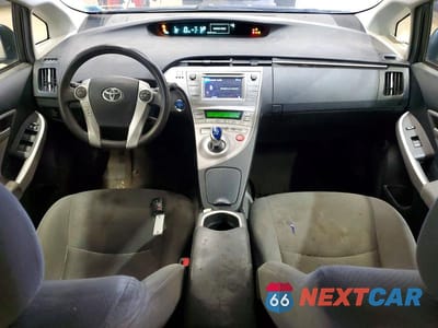Zdjęcie 8 z 12 samochodu: 2015 TOYOTA PRIUS TWO VIN:JTDKN3DU9F1950191 - miniatura