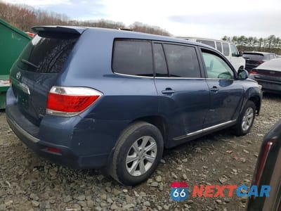 Trzecie zdjęcie samochodu z tyłu: 2013 TOYOTA HIGHLANDER BASE VIN:5TDBK3EH8DS255906 - miniatura