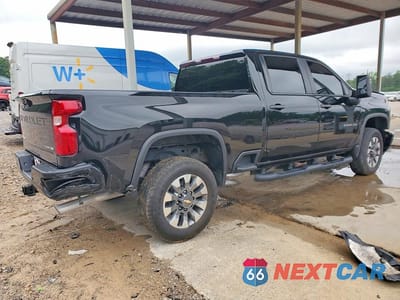 Trzecie zdjęcie samochodu z tyłu: 2024 CHEVROLET SILVERADO K2500 CUSTOM VIN:2GC4YME79R1161343 - miniatura