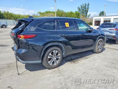 Trzecie zdjęcie samochodu z tyłu: 2021 TOYOTA HIGHLANDER XLE VIN:5TDGZRAH7MS536668 - miniatura
