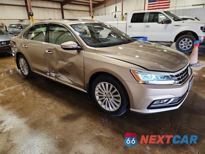 Czwarte zdjęcie samochodu z boku: 2016 VOLKSWAGEN PASSAT SE VIN:1VWBT7A32GC047974 - miniatura