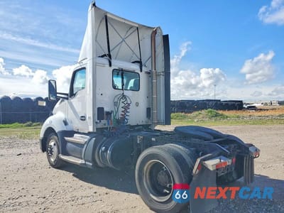 Trzecie zdjęcie samochodu z tyłu: 2016 KENWORTH T680 SEMI TRUCK VIN:1XKYA48X0GJ496516 - miniatura