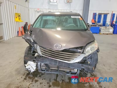 Piąte zdjęcie samochodu w środku: 2011 TOYOTA SIENNA XLE 8-PASSENGER VIN:5TDYK3DC3BS040656 - miniatura