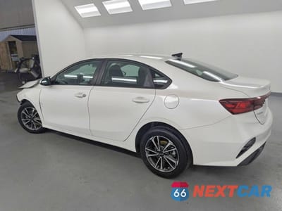 Drugie zdjęcie samochodu z przodu: 2023 KIA FORTE LXS VIN:3KPF24ADXPE682691 - miniatura